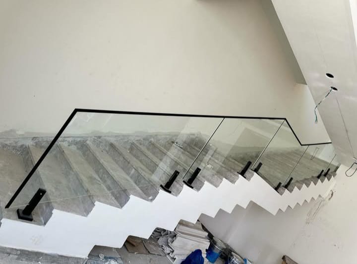 من أعمالنا في تركيب الدرابزين والدرج الزجاجي - صورة 3