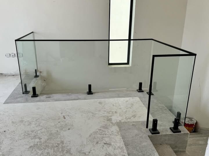 من أعمالنا في تركيب الدرابزين والدرج الزجاجي - صورة 4