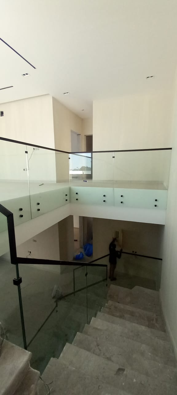 من أعمالنا في تركيب الدرابزين والدرج الزجاجي - صورة 7