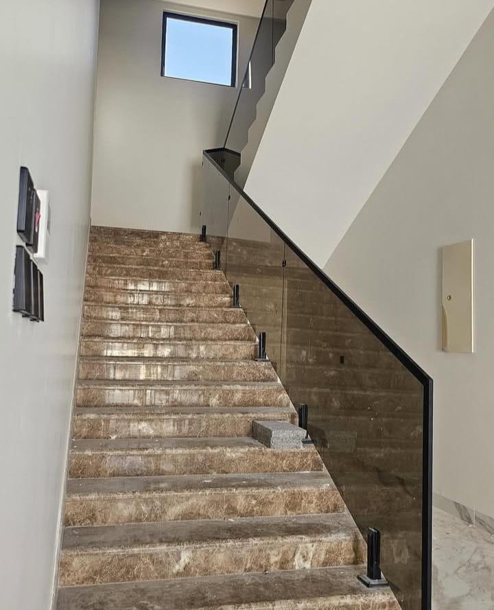 من أعمالنا في تركيب الدرابزين والدرج الزجاجي - صورة 8