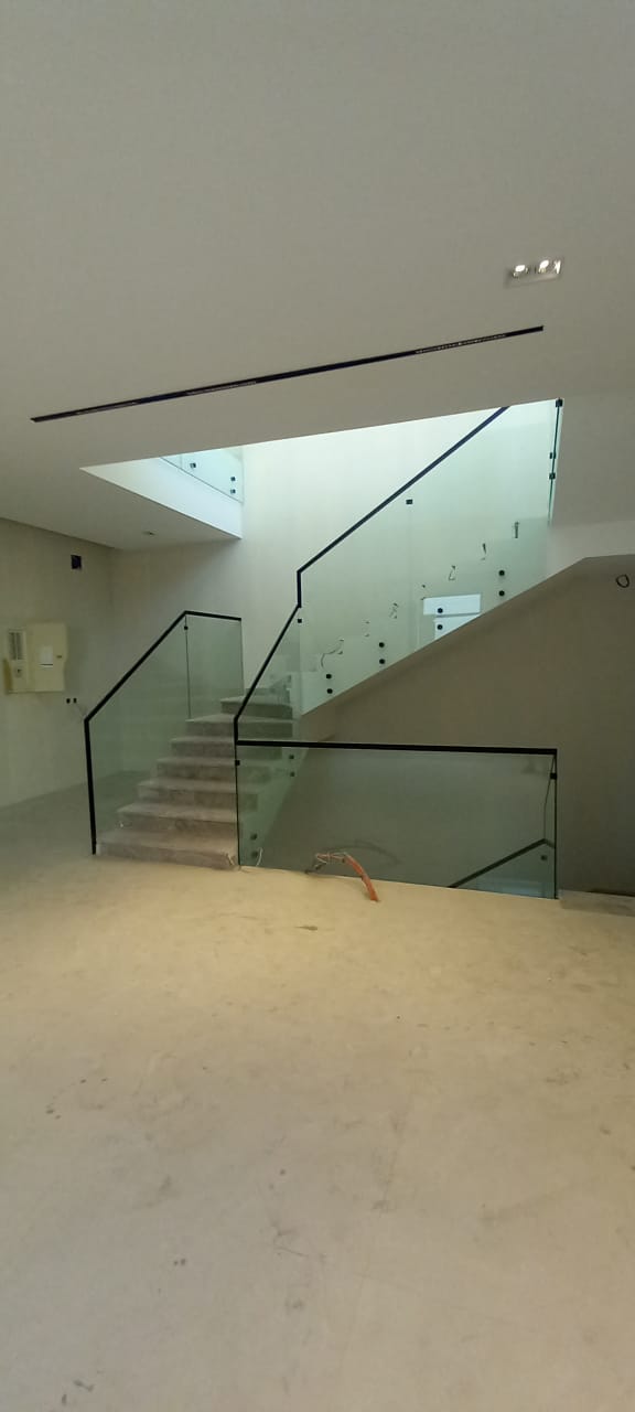 من أعمالنا في تركيب الدرابزين والدرج الزجاجي - صورة 9