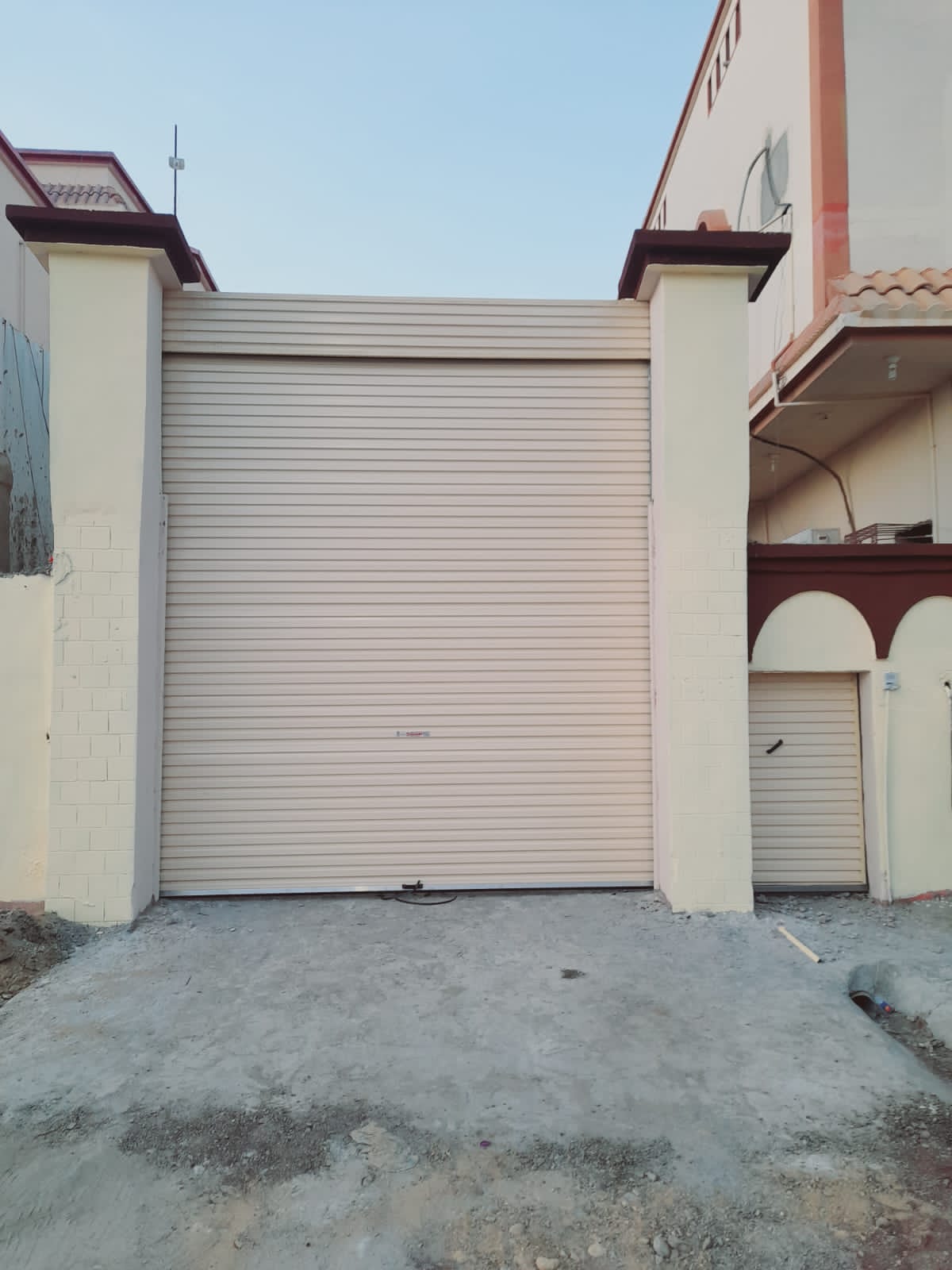 من أعمالنا في تجهيز وتركيب أبواب زجاج السيكوريت