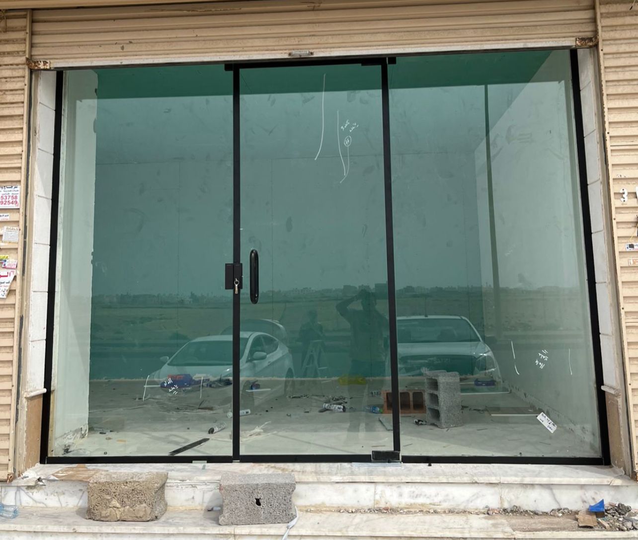 من أعمالنا في تجهيز وتركيب أبواب زجاج السيكوريت - صورة 3
