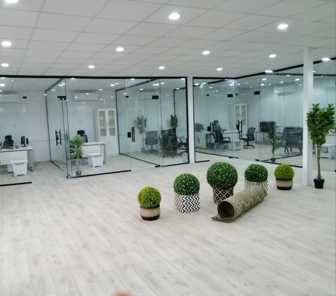 من أعمالنا في تنفيذ القواطع المكتبية الزجاجية